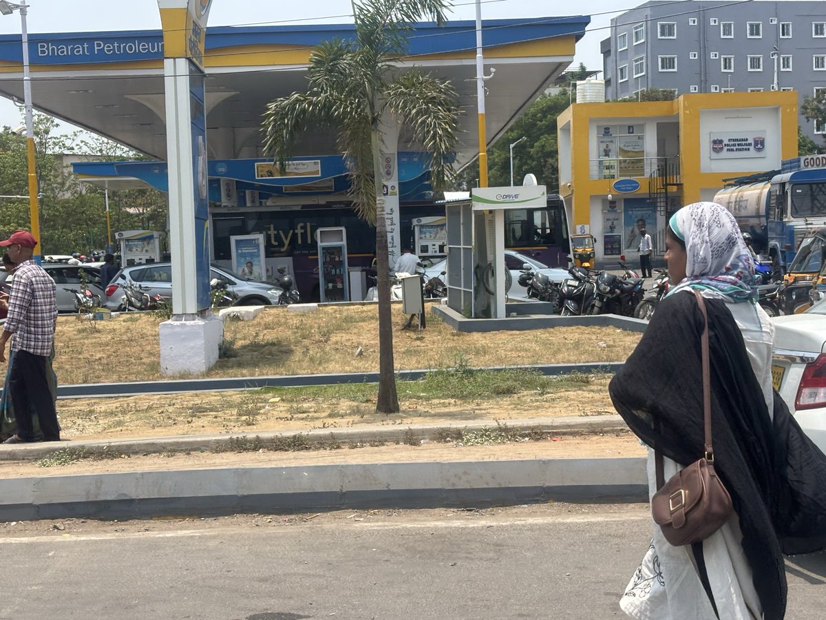 pramod02104875's tweet image. Petro &amp;amp; Diesel Crisis started again in Hyderabad. Huge lines of vehicles are seen in Gachibowli area. 

#Ysrcp #janasena #tdp #telangana #andhrapradesh