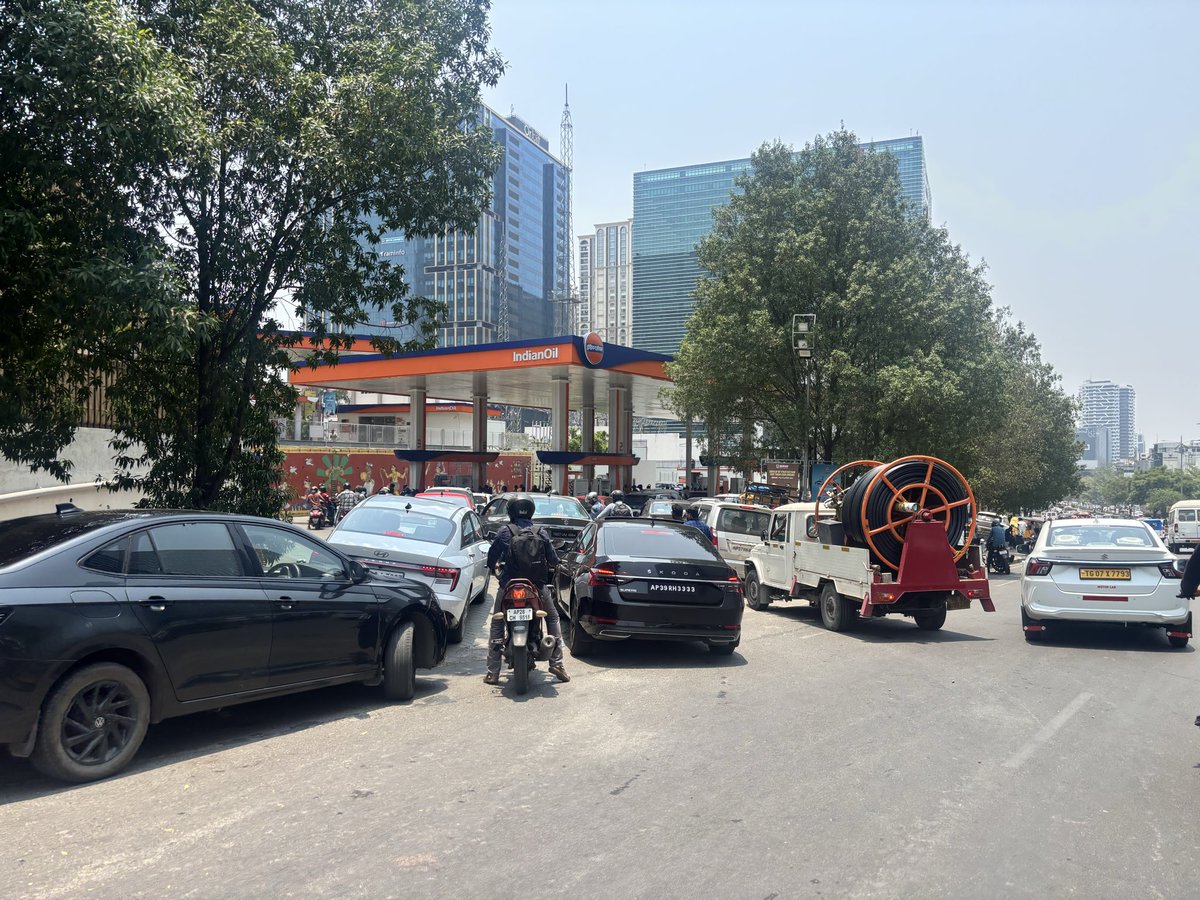 pramod02104875's tweet image. Petro &amp;amp; Diesel Crisis started again in Hyderabad. Huge lines of vehicles are seen in Gachibowli area. 

#Ysrcp #janasena #tdp #telangana #andhrapradesh