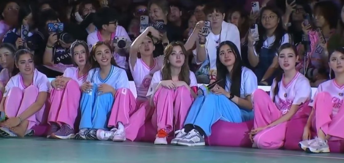 ANG LAFF Q DALAWA PALA SILANG NANGAPIT BAHAY DHSBSHSHSHSHSHA ling and oom i KNOW your game!