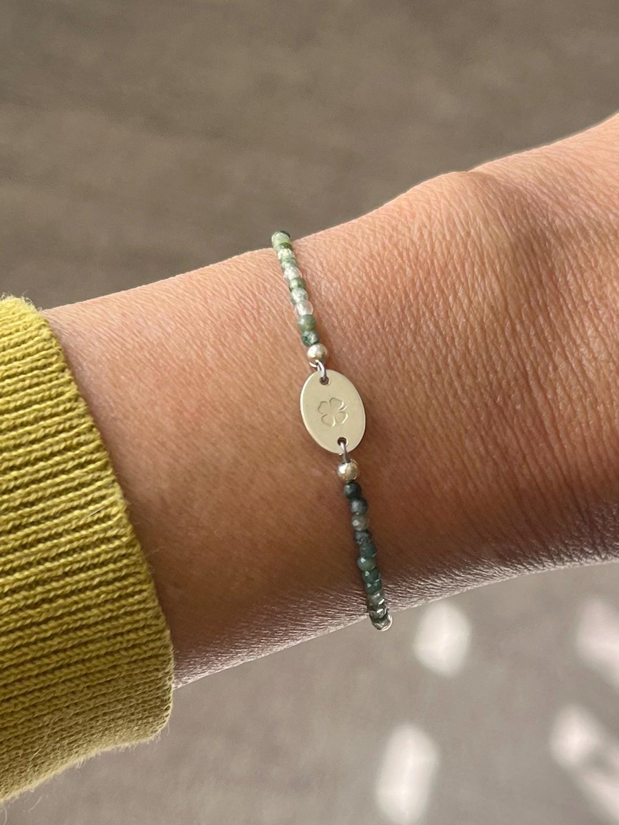 JewelryByMikako's tweet photo. Clover Bracelet ~ Moss Agate ~ Lucky Four Leaf Clover ~ Dainty Gemstone Bracelet ~ Layering Bracelet ~ Holiday Gift https://t.co/vGbr9WShE9  #StackableBracelet https://t.co/vQZMyr8z09