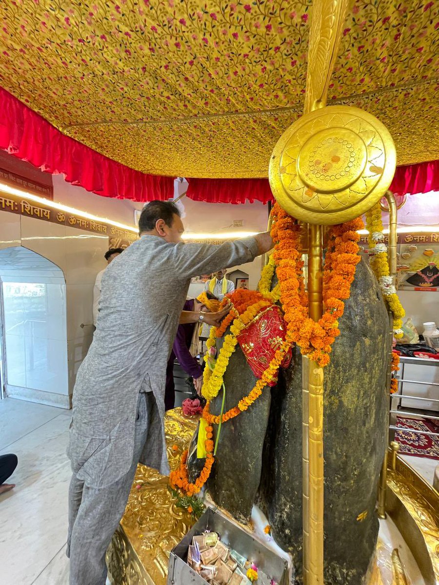 malenderrajan's tweet image. हर हर महादेव 🔱

आज काठगढ़ महादेव मंदिर में दर्शन कर क्षेत्रवासियों की सुख-समृद्धि, शांति और उज्ज्वल भविष्य के लिए प्रार्थना की।

भगवान महादेव से यही कामना है कि उनकी कृपा सभी पर बनी रहे और हर घर में खुशहाली, स्वास्थ्य और सफलता का वास हो।

#KathgarhMahadev #HarHarMahadev