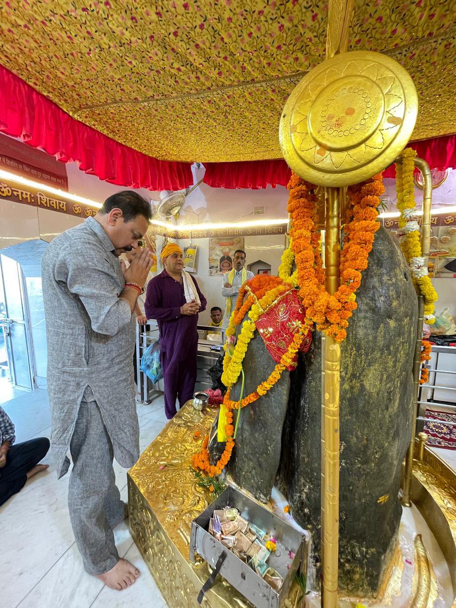 malenderrajan's tweet image. हर हर महादेव 🔱

आज काठगढ़ महादेव मंदिर में दर्शन कर क्षेत्रवासियों की सुख-समृद्धि, शांति और उज्ज्वल भविष्य के लिए प्रार्थना की।

भगवान महादेव से यही कामना है कि उनकी कृपा सभी पर बनी रहे और हर घर में खुशहाली, स्वास्थ्य और सफलता का वास हो।

#KathgarhMahadev #HarHarMahadev