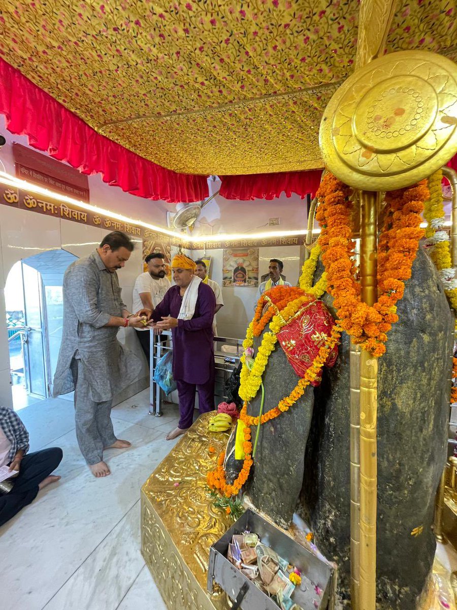 malenderrajan's tweet image. हर हर महादेव 🔱

आज काठगढ़ महादेव मंदिर में दर्शन कर क्षेत्रवासियों की सुख-समृद्धि, शांति और उज्ज्वल भविष्य के लिए प्रार्थना की।

भगवान महादेव से यही कामना है कि उनकी कृपा सभी पर बनी रहे और हर घर में खुशहाली, स्वास्थ्य और सफलता का वास हो।

#KathgarhMahadev #HarHarMahadev