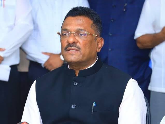 साहेब, गरज पडल्यास आणखी टेस्ला गाड्या विकत घ्या... 
पण कॅब आणि ऑटोवाल्यांसाठी मराठी सक्ती चा आपला निर्णय मागे घेऊ नका.