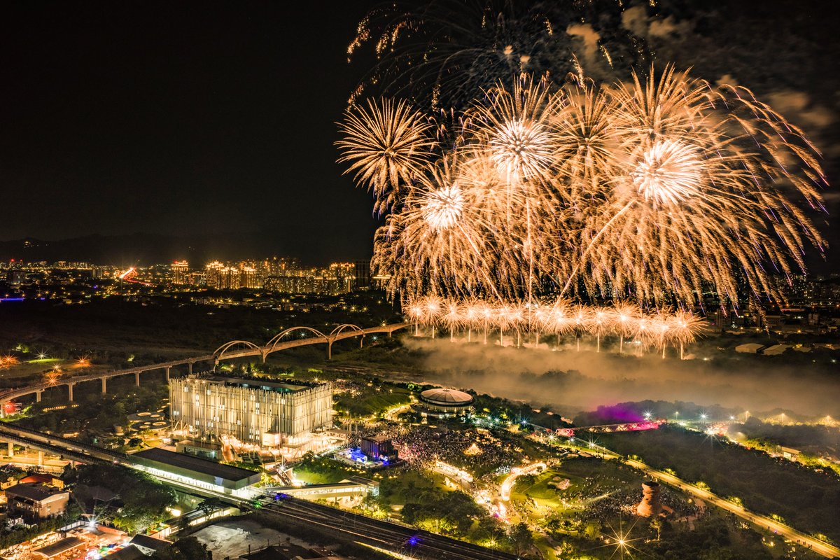 NewTaipeiGov's tweet photo. One year of art and inspiration. The #NewTaipeiCity Art Museum marked its first anniversary with an outdoor celebration featuring brilliant fireworks and a drone show that beautifully framed the museum’s iconic silhouette. 🎆
🎂Happy birthday, NTCAM!  
#Yingge https://t.co/Oq8BEtUR1m