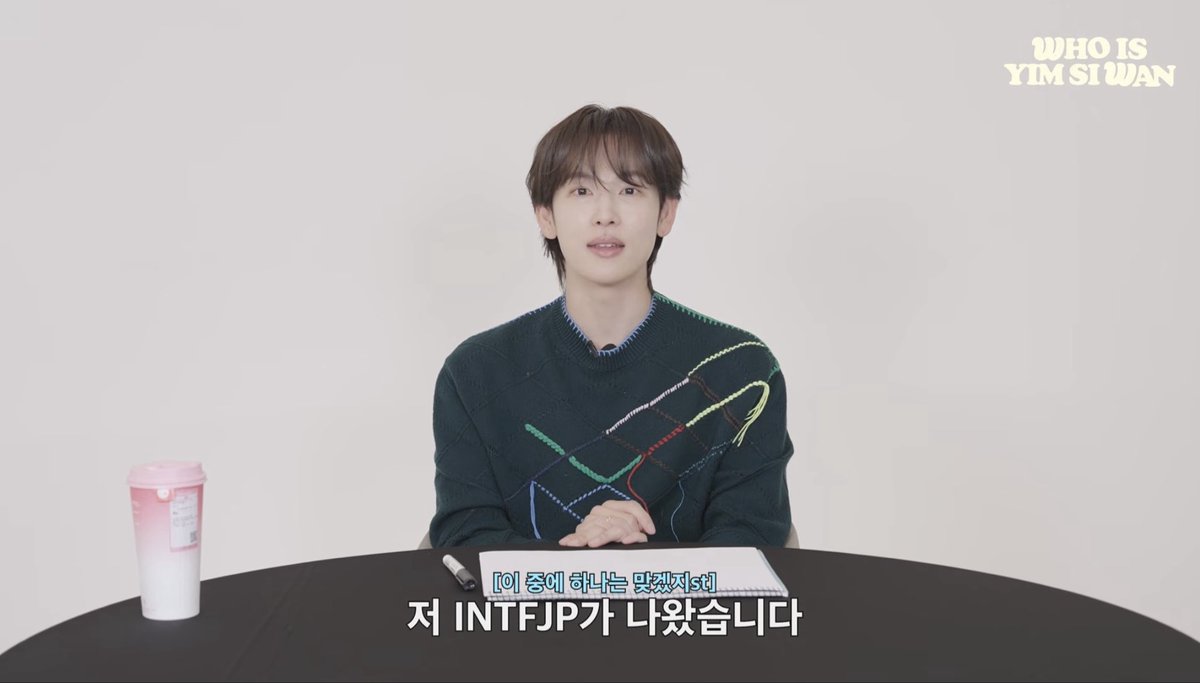 what_is_metter's tweet photo. 아존나바쁘게사네 개처웃기네 https://t.co/3NpxQvj0u2