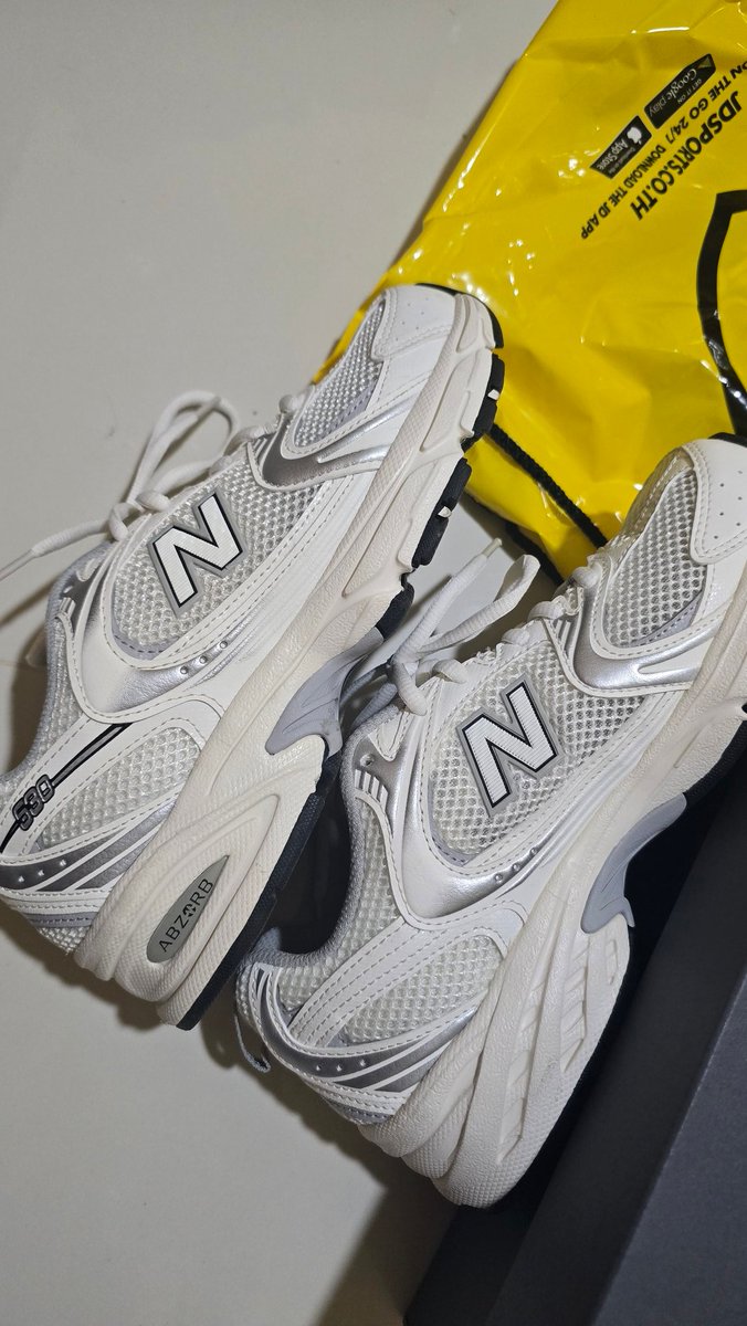 BJYP9740's tweet photo. ส่งต่อ new balance 530 (แท้) ใส่ 2 ครั้ง size 38.5 ความยาว 24 (เท้ายาว 24.5 ใส่ได้ค่ะ) อุปกรณ์ครบ ไม่มีตำหนิ 2590฿ รส. 

#รองเท้ามือสอง #ส่งต่อ #ส่งต่อรองเท้า #ส่งต่อรองเท้ามือสอง #รองเท้ามือสอง #รองเท้ามือสองของแท้ #newbalance530 https://t.co/eVjk6OcyTl