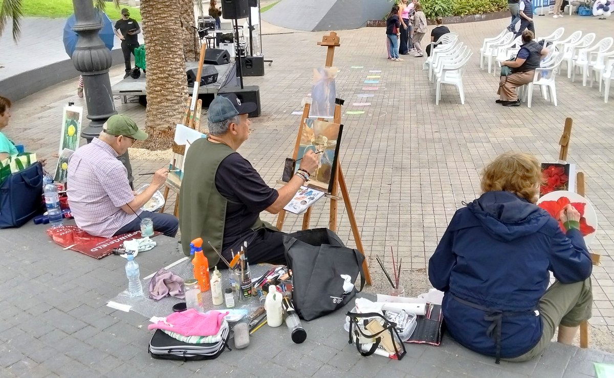 AAVV_Arenales's tweet photo. El sábado celebramos el DÍA DE ARENALES.
Compartimos con nuestras vecinas/os juegos infantiles, actuaciones, trueque, talleres y exposiciones de asociaciones y comercios del barrio.
GRACIAS a todas las personas que asistieron, organizaron y participaron. https://t.co/L2pBXJ1aY8