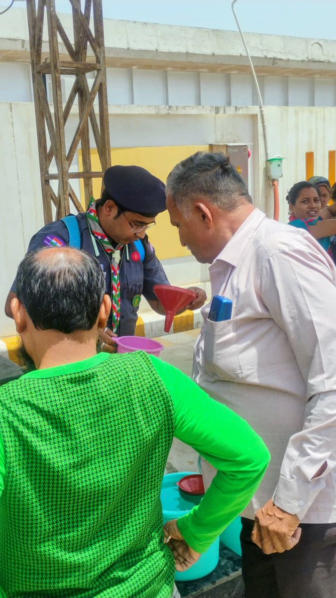 CPRONCR's tweet image. जनसेवा के संकल्प के साथ सूबेदारगंज स्टेशन पर भीषण गर्मी में यात्रियों को राहत पहुंचाने हेतु भारत स्काउट एवं गाइड टीम द्वारा रेलवे के सहयोग से निःशुल्क पेयजल वितरण किया जा रहा है। 🚉🚰

#JalSewa #RailSeva #SaveWater #NCRailway