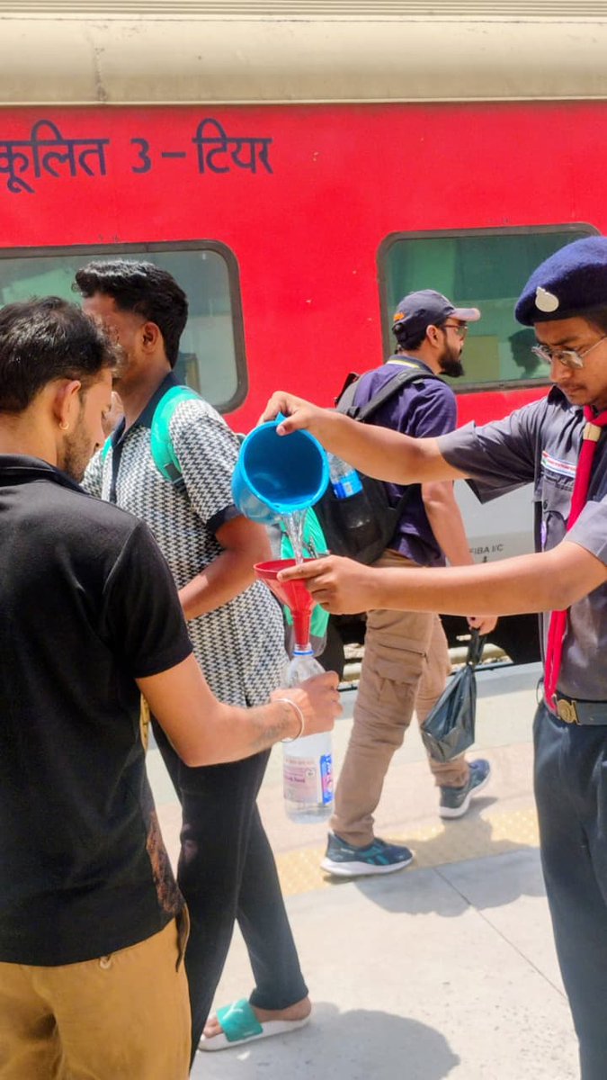 CPRONCR's tweet image. जनसेवा के संकल्प के साथ सूबेदारगंज स्टेशन पर भीषण गर्मी में यात्रियों को राहत पहुंचाने हेतु भारत स्काउट एवं गाइड टीम द्वारा रेलवे के सहयोग से निःशुल्क पेयजल वितरण किया जा रहा है। 🚉🚰

#JalSewa #RailSeva #SaveWater #NCRailway