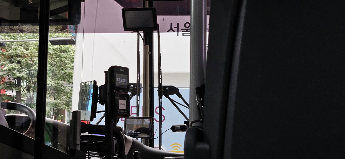 중앙버스전용차로 최악의 길막 공항버스
한번 정차하면 3분씩 서있는건 일상이고 만석이라 못태운다고 승객이랑 실랑이하면 정말 답도 없이 오래걸린다...
정체때문에 전용차로 타는건 알겠는데 정체 너무 심하니까 가변으로 좀 빼자...
안되면 시내방향이라도 빼자