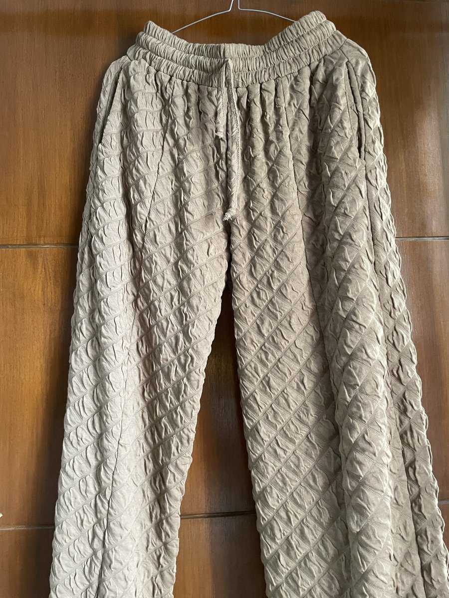 lullabiiesties's tweet image. one set 
- atasan
LD 110
panjang baju 40

- bawahan
pinggang karet
pinggang 64-84
panjang celana 97

price 85.000