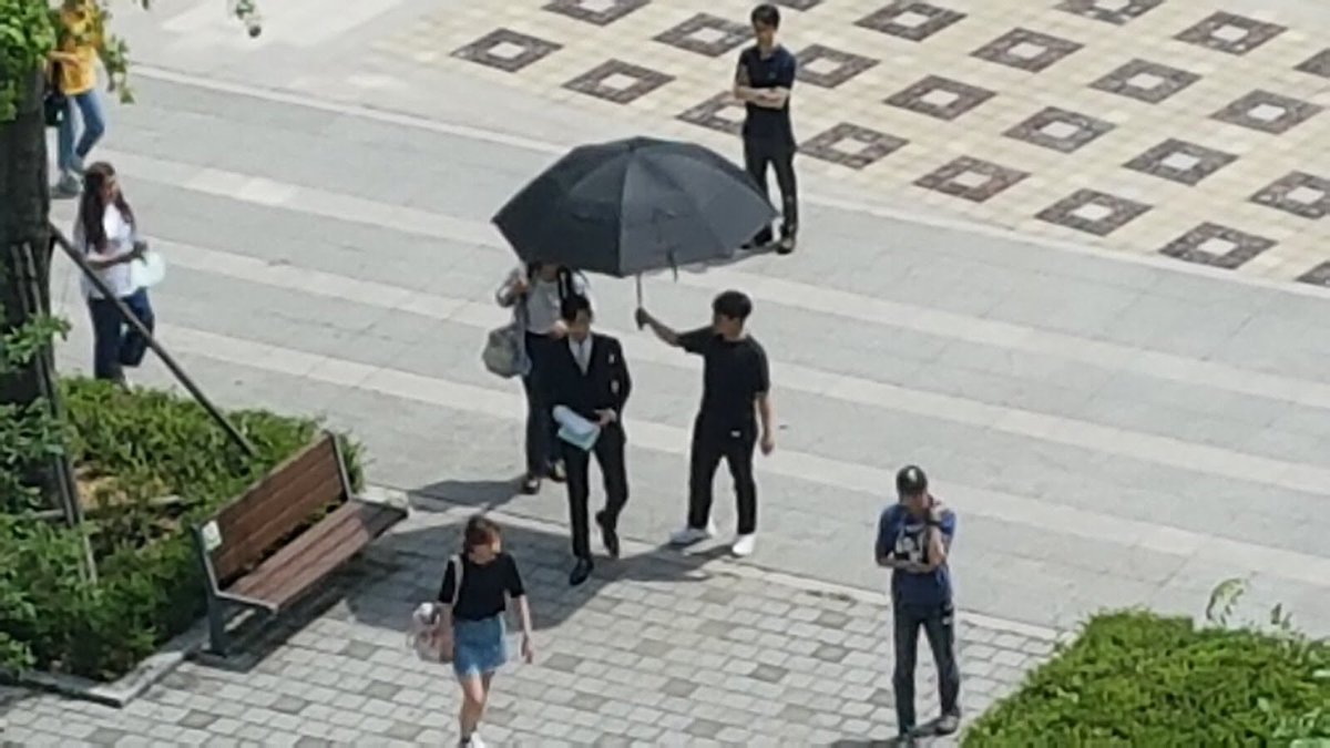 bbroring_'s tweet photo. 김비서 촬영직찍 레전드
박서준 멀리서봐도 ㅈㄴ 연예인... https://t.co/SBpVciIrVG