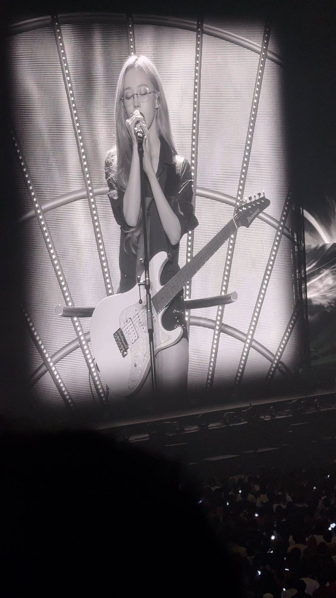 916_0101 tweet media