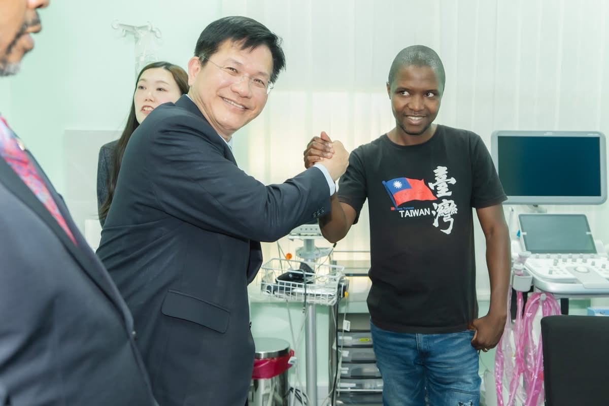 chia_lung's tweet image. Visited a hospital in Manzini with Health Minister Mduduzi Matsebula to review #Taiwan-#Eswatini medical cooperation. From digital systems to telemedicine, we are improving care. Taiwan will keep working with partners to build a more resilient healthcare system.
