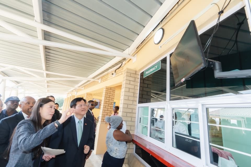 chia_lung's tweet image. Visited a hospital in Manzini with Health Minister Mduduzi Matsebula to review #Taiwan-#Eswatini medical cooperation. From digital systems to telemedicine, we are improving care. Taiwan will keep working with partners to build a more resilient healthcare system.