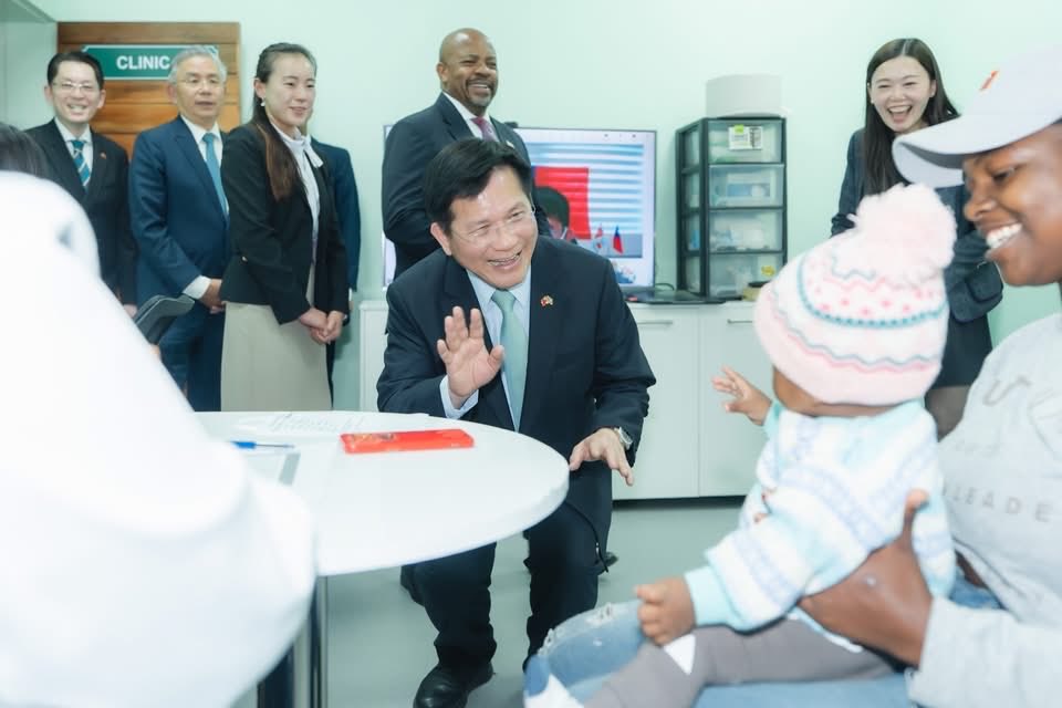 chia_lung's tweet image. Visited a hospital in Manzini with Health Minister Mduduzi Matsebula to review #Taiwan-#Eswatini medical cooperation. From digital systems to telemedicine, we are improving care. Taiwan will keep working with partners to build a more resilient healthcare system.