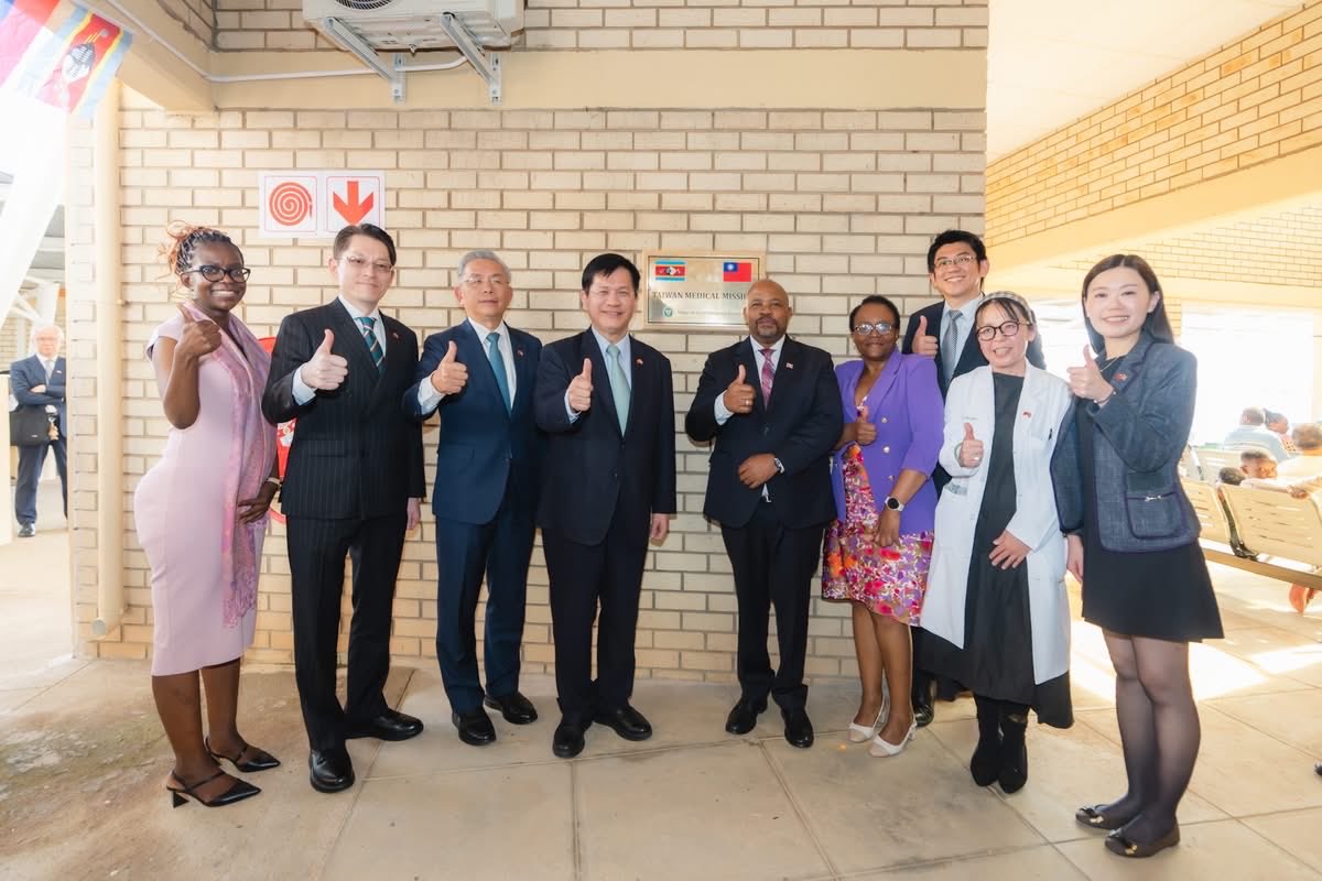 chia_lung's tweet image. Visited a hospital in Manzini with Health Minister Mduduzi Matsebula to review #Taiwan-#Eswatini medical cooperation. From digital systems to telemedicine, we are improving care. Taiwan will keep working with partners to build a more resilient healthcare system.