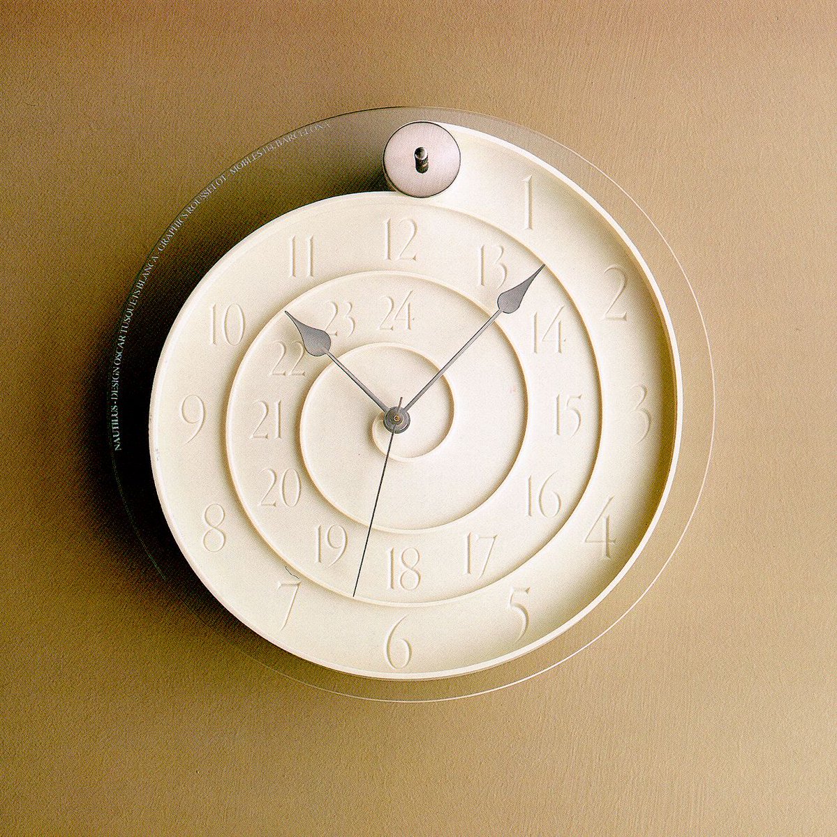 Karchy_jonas's tweet photo. 27 de abril: Dia Mundial del Diseño
Óscar Tusquets Blanca: 
- reloj de pared "Nautilus" (Mobles 114, 1996)
- estantería "Columnata" (Aleph-Driade, 1994)
- vela "Circo" -Óscar, creo que confundió circo con anfiteatro pero se le perdona- (Cerabella, 1996)
#Designday #WorldDesignDay https://t.co/omNzgTUpz2