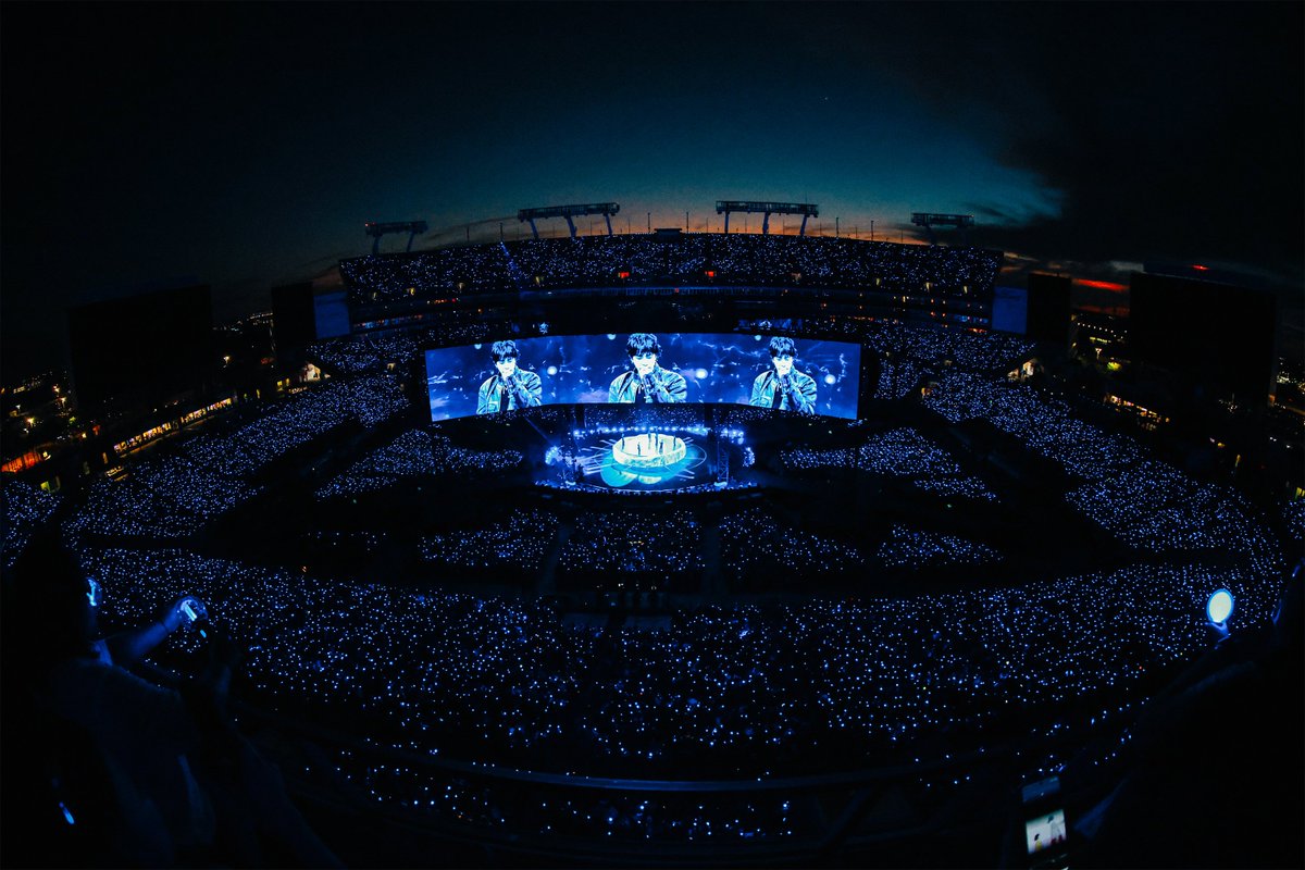 sidifymusic's tweet image. BTS in Tampa last night was unforgettable！💜
 If you could hear one BTS song live, which would you choose?  
Drop your pick below. 🎧
keep your playlist forever tinyurl.com/bdvv9dm9 #BTS #Concert #ARMY