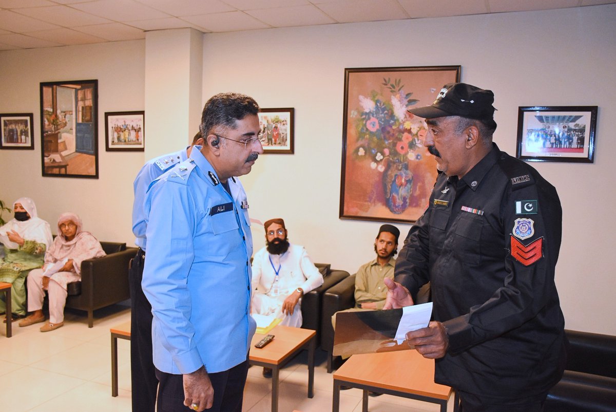 ICT_Police's tweet image. آئی جی اسلام آباد سید علی ناصر رضوی نے کھلی کچہری میں تشریف لائے پولیس افسران اور شہریوں کی شکایات و مسائل سن کر ان کے فوری حل کے لیے متعلقہ افسران کو موقع پر ہی احکامات جاری کئے۔

#WeRIslamabadPolice #Islamabad #AliNasir