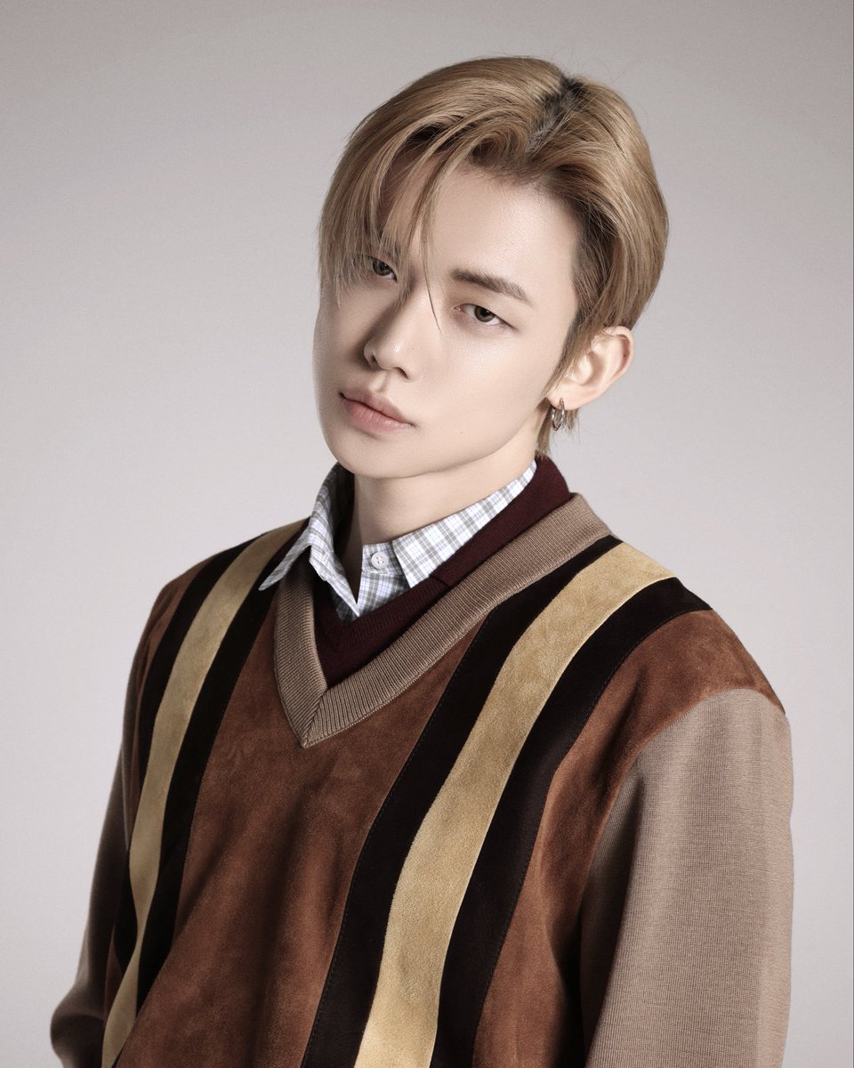 TXT 연준, 미우미우 ‘프렌드 오브 하우스’ 최초 발탁!

미우미우(Miu Miu)는 27일 연준을 브랜드의 ‘프렌드 오브 하우스’(Friend of the House)로 발탁했다고 밝혔다. 이는 브랜드의 미학적 가치를 공유하고 독창적인 개성과 스타일로 미우미우가 추구하는 가치를 대중에게 전달하는 파트너에게