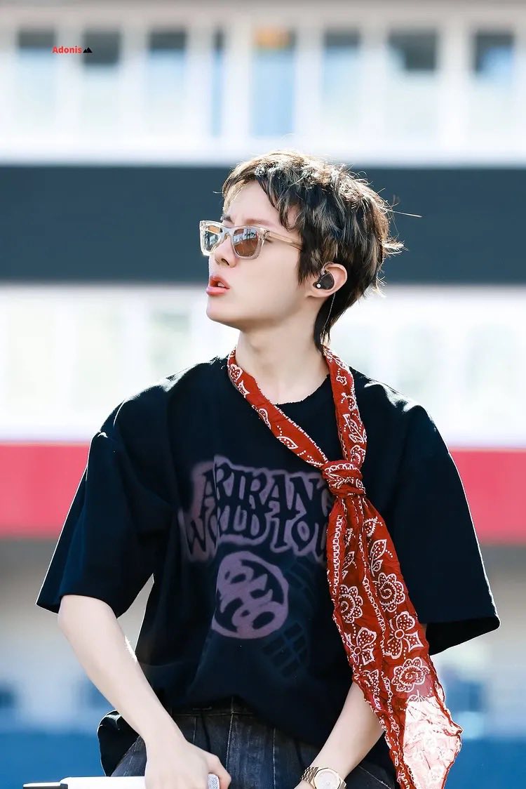 btsfancafe__twt's tweet image. [📷] #Jhope at BTS World Tour "Arirang" in Tampa    

#BTS_WORLDTOUR 
#BTS_WORLDTOUR_ARIRANG 
#BTS_WORLDTOUR_ARIRANG_TAMPA