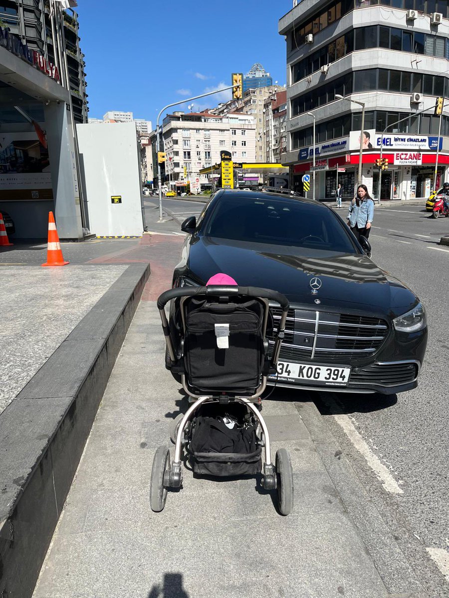 Bu ilk değil. 3 oldu. Bu aracın sahibi aynı zamanda İstanbul’un sahibi ise bilelim. Biz çocuklarımızı caddeye çıkarıp tehlikeye mi atmalıyız onun arabası park edebilsin diye? <a href="/TrafikEgm/">EGM Trafik Başkanlığı</a> <a href="/sislibelediyesi/">Şişli Belediyesi</a>