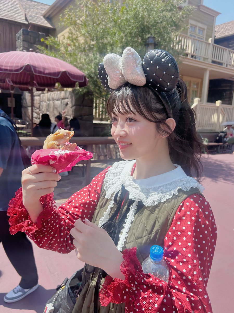 Hitomi_TGSJP's tweet photo. 🤍念願の夢の国へメンバーと一緒に🤍 https://t.co/1lNV2gEHSg
