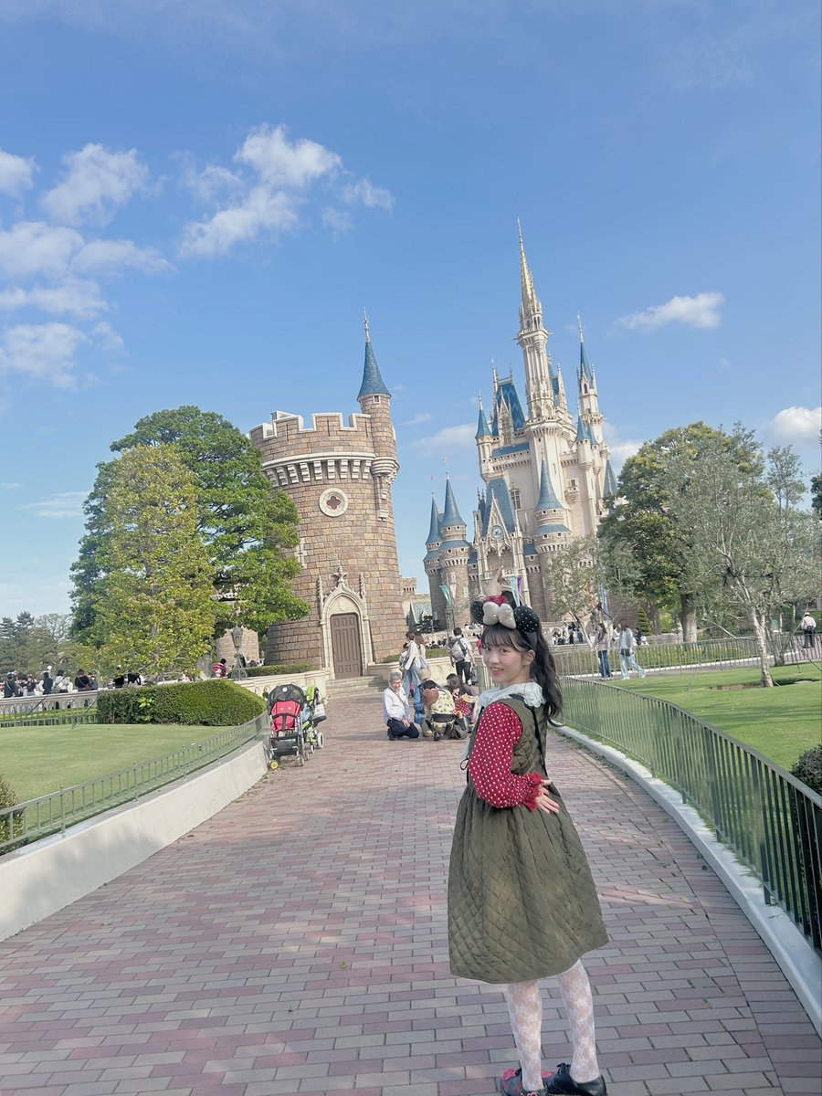 Hitomi_TGSJP's tweet photo. 🤍念願の夢の国へメンバーと一緒に🤍 https://t.co/1lNV2gEHSg