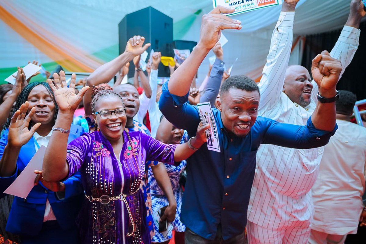 BushUdombo1's tweet photo. Imagine working hard for years as a civil servant and one day you collect keys to your own house. No rent stress again. No yearly wahala. That kind relief no be small thing. Grace Estate don change stories for Akwa Ibom Civil servants ooo. #ARISEProjectImpact https://t.co/kIuE3Y6EVb