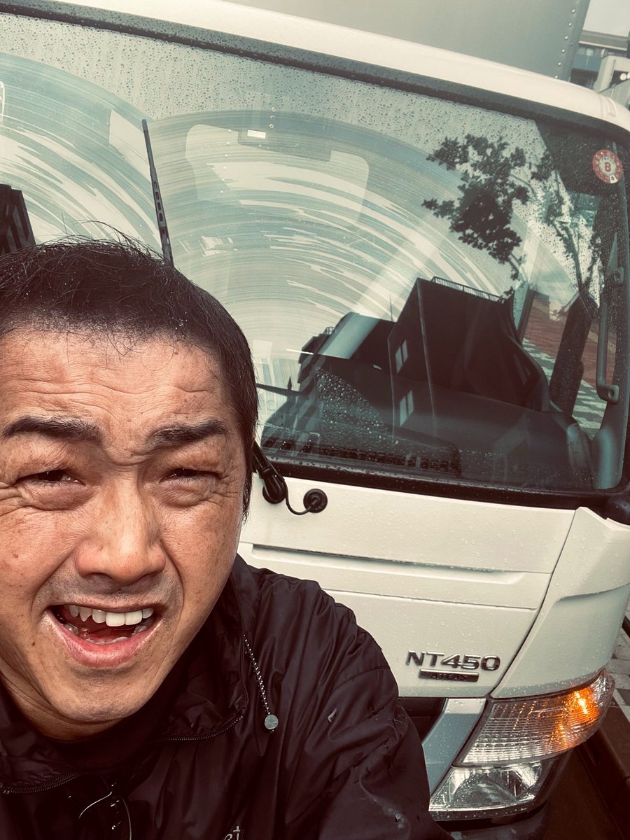 【荷返し】

今日も雨ん中、朝から良く走った
びしょ濡れさ

♪男のぉ旅は一人旅
　女のぉ道は帰り道
　所詮 通ぉ〜わぬ道だけど
　惚れたはれたが交差点

　あぁ〜 あぁあぁ〜
　一番星〜そぉ〜らから
　俺の心を見てるだろう〜♪

ってね！
安全運転で高速をブッちぎってきたよ

終了
お疲れさん！