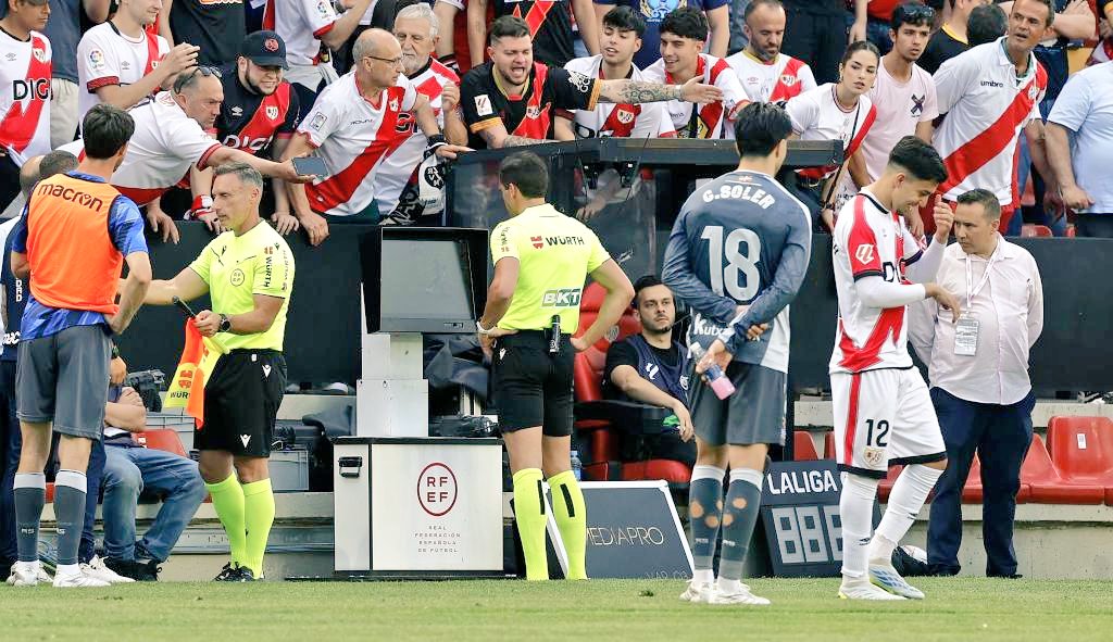 🤔Sin VAR ante el Barça ('penalti').

🤲Koke no ve la roja por agredir a Batalla.

⬜El añadido y "el penalti" del Bernabéu.

🦶El penalti a Ratiu en La Cartuja. 

💨Otro penalti no pitado en el Camp Nou.

🟦Lo de ayer...

🤯AL RAYO VALLECANO LE HAN TANGADO  9 PUNTOS POSIBLES.