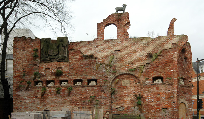 FollyFellowship's tweet image. A sham ruined screen wall to hide the sordid service area of an Iceland supermarket from the delicate sensibilities of the bureaucrats in Barking Town Hall. #London #FollyFellowship #Follies #Folly #follies.org.uk