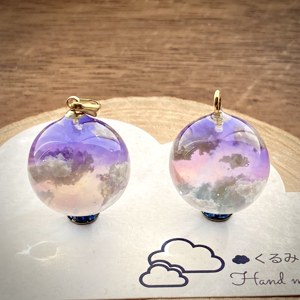 KurumiHand's tweet photo. 球体で夕暮れ空☁️ペンダント&amp;バックチャーム制作しました。
BASEshopへ出品させて頂きました(*^^*)
良かったら見に来てくださいね♡
⁡
 #雲レジン #夕暮れ空 #空アクセサリー #BASEshop #sky https://t.co/Nn7qGULTW2