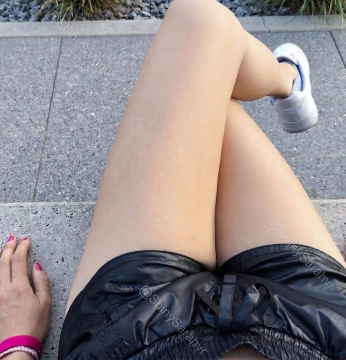 ShinySarahVR's tweet photo. Summer is here 🤤 do you like it? Come with me ✨

#shinynylonshorts #nylonshorts #swishypants #shinypants #shinynylon #wetlook #shiny #PVC #leather #shinyclothes https://t.co/UnfU0EmbCq