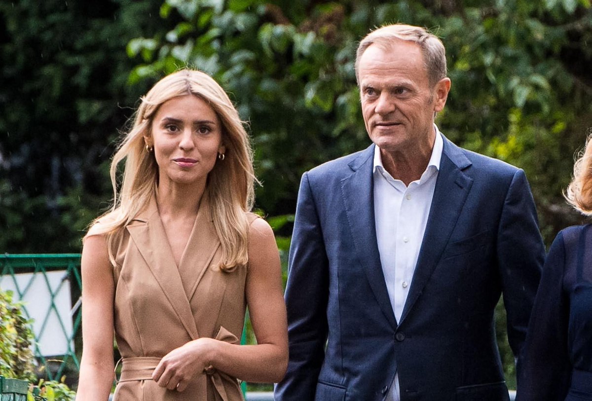 Ja już k#rwa, wybaczcie, serio nie mogę. Bo naprawdę żyjemy w jakieś upiornej symulacji dla kretynów. Za to uśmiechniętej.

Podsumujmy. mamy kryzys Ochrony Zdrowia na niespotykaną skalę. Uśmiechnięty Populizm i sprzedane mu cyngle medialne mają, wybaczcie słowo,, wyj#bane, bo