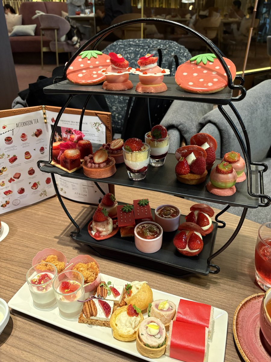 Ryosuke11838012's tweet photo. 本日はANAインターコンチネンタル東京さんにて、ストロベリー🍓アフタヌーンティー🫖を頂きました😊
どれも美味しく、美しかったです✨
最初は一個一個が一口サイズなので、足りないよ❗️と思いましたが、帰る頃には満腹感があり大満足のアフタヌーンティーでした😋
#ANAインターコンチネンタル https://t.co/m90giy0ZY1