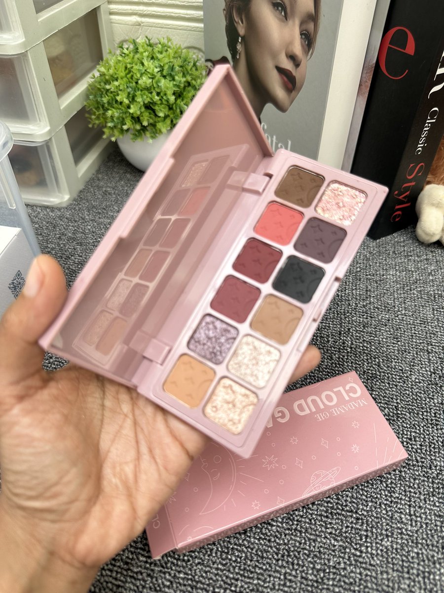 lin_di_bali's tweet image. Madame Gie CloudGaze Eyeshadow Palette | Shade Luna (12 Warna Soft Glam Edition)

 Eyeshadow murah tapi warnanya mahal banget 😭✨
link shopee : s.shopee.co.id/9fHHSvbg2x

#eyeshadow #makeup #natural