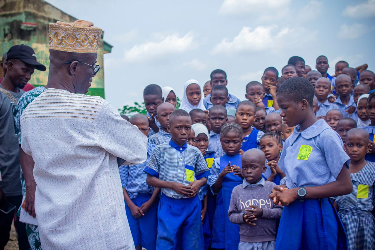 HonAfuapeMA's tweet photo. In less than 3 years as your representative at the Federal House of Representatives, Hon Afolabi Moruf Afuape has constructed 2 blocks of 9 classrooms, renovated 2 blocks of 4 classrooms, supplied hundreds of desks and benches to schools, distributed writing materials to pupils https://t.co/fKqze6M0fH
