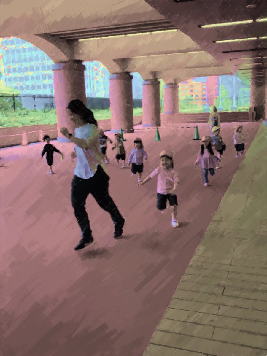 4月27日
【3歳児　こいのぼり探検隊】
自分で作った大切なこいのぼりを連れて、先生たちやさくら組、ゆり組にこいのぼりを見せたり挨拶したりしながら園内を探検しました。最後はピロティでこいのぼりと一緒にヨーイドン！先生との追いかけっこも元気いっぱいです。