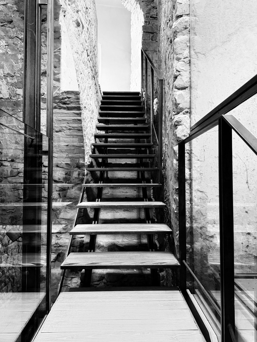 Alonein43672278's tweet image. #photography #blackandwhite #steps
