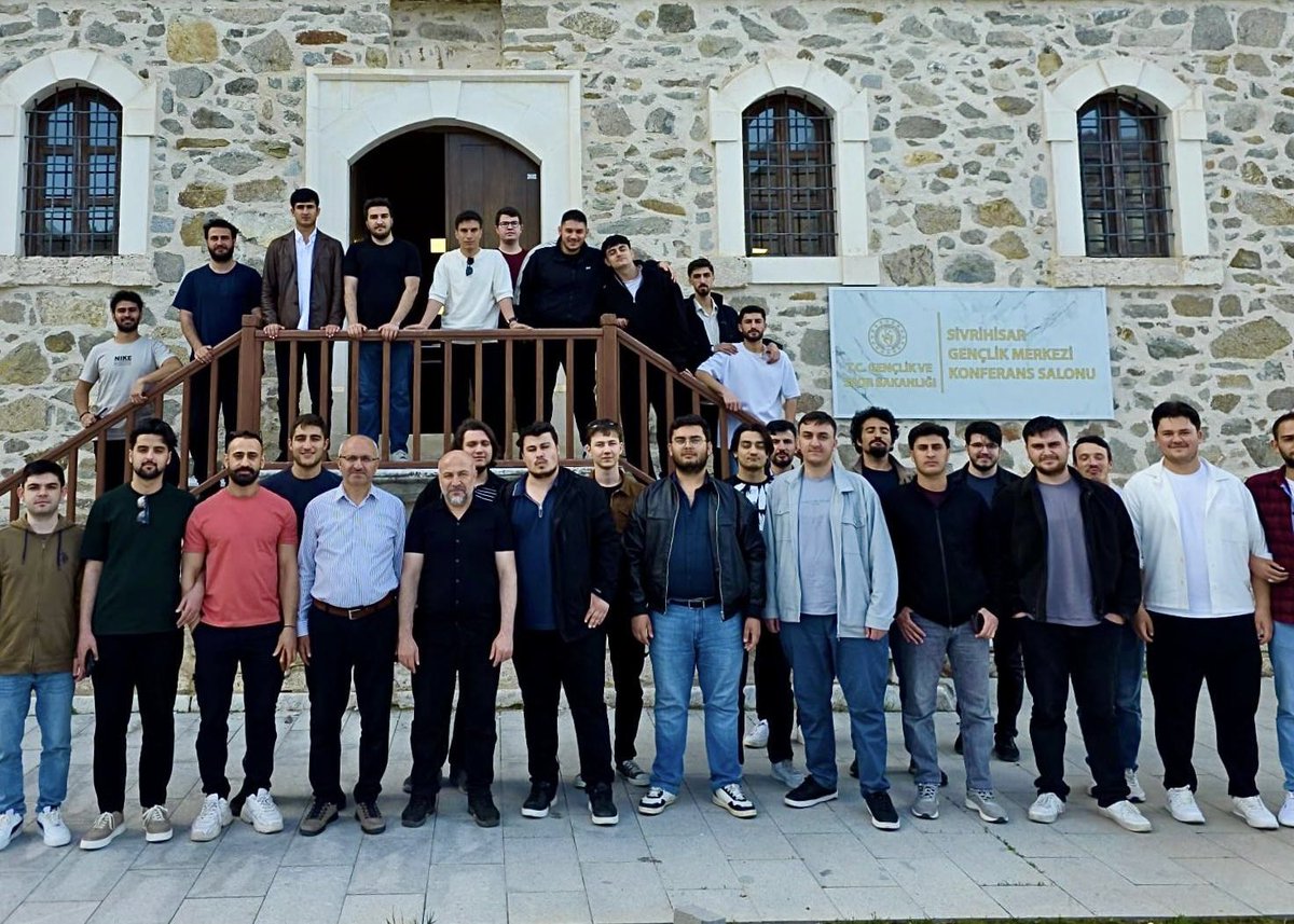 EskisehirKYGM's tweet photo. 📍 Doğan Aslanbey Yurdu

Öğrencilerimizle birlikte Sivrihisar’ın tarihi dokusunu, kültürel zenginliklerini ve manevi atmosferini yakından deneyimledik. 🌿

Yunus Emre Türbesi ve Külliyesi ziyaretimizde hem gezdik hem de keyifli bir şekilde yeni bilgiler edindik.📖✨

#GSBYurtları https://t.co/Vpf2qinu2H