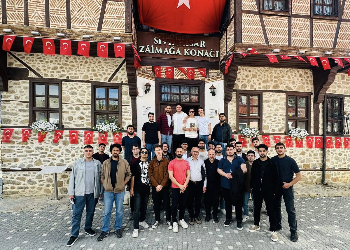 EskisehirKYGM's tweet photo. 📍 Doğan Aslanbey Yurdu

Öğrencilerimizle birlikte Sivrihisar’ın tarihi dokusunu, kültürel zenginliklerini ve manevi atmosferini yakından deneyimledik. 🌿

Yunus Emre Türbesi ve Külliyesi ziyaretimizde hem gezdik hem de keyifli bir şekilde yeni bilgiler edindik.📖✨

#GSBYurtları https://t.co/Vpf2qinu2H