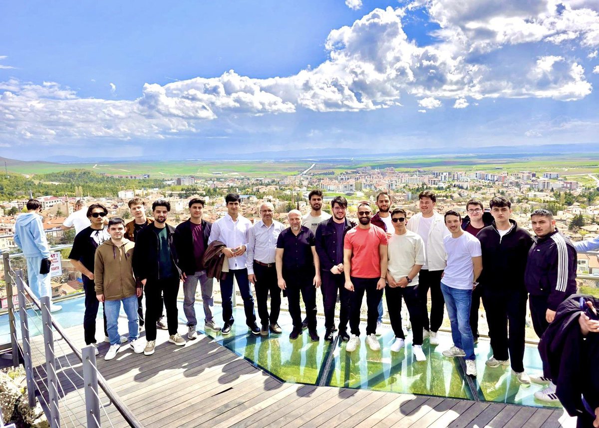 EskisehirKYGM's tweet photo. 📍 Doğan Aslanbey Yurdu

Öğrencilerimizle birlikte Sivrihisar’ın tarihi dokusunu, kültürel zenginliklerini ve manevi atmosferini yakından deneyimledik. 🌿

Yunus Emre Türbesi ve Külliyesi ziyaretimizde hem gezdik hem de keyifli bir şekilde yeni bilgiler edindik.📖✨

#GSBYurtları https://t.co/Vpf2qinu2H