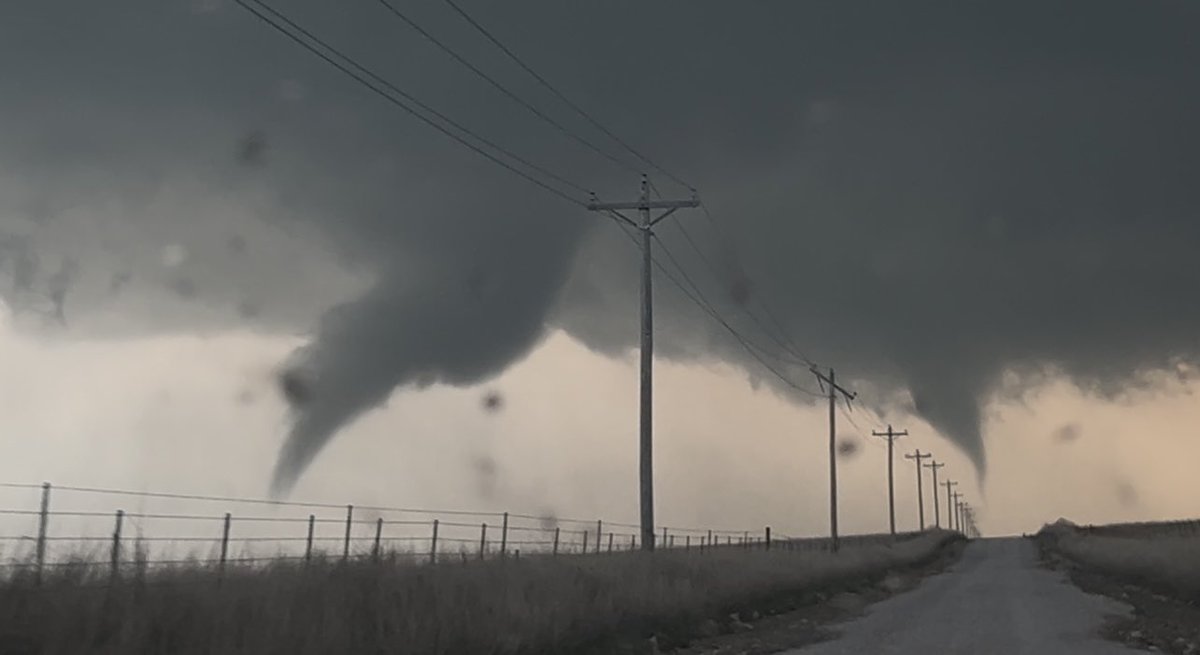 meteo60's tweet image. 🌪️🌪️Des #tornades jumelles se sont développées hier sous un violent orage supercellulaire près de Forsaker en #Oklahoma. Celles-ci sont heureusement restées dans des secteurs ruraux. 
Photos via Mati Mederos