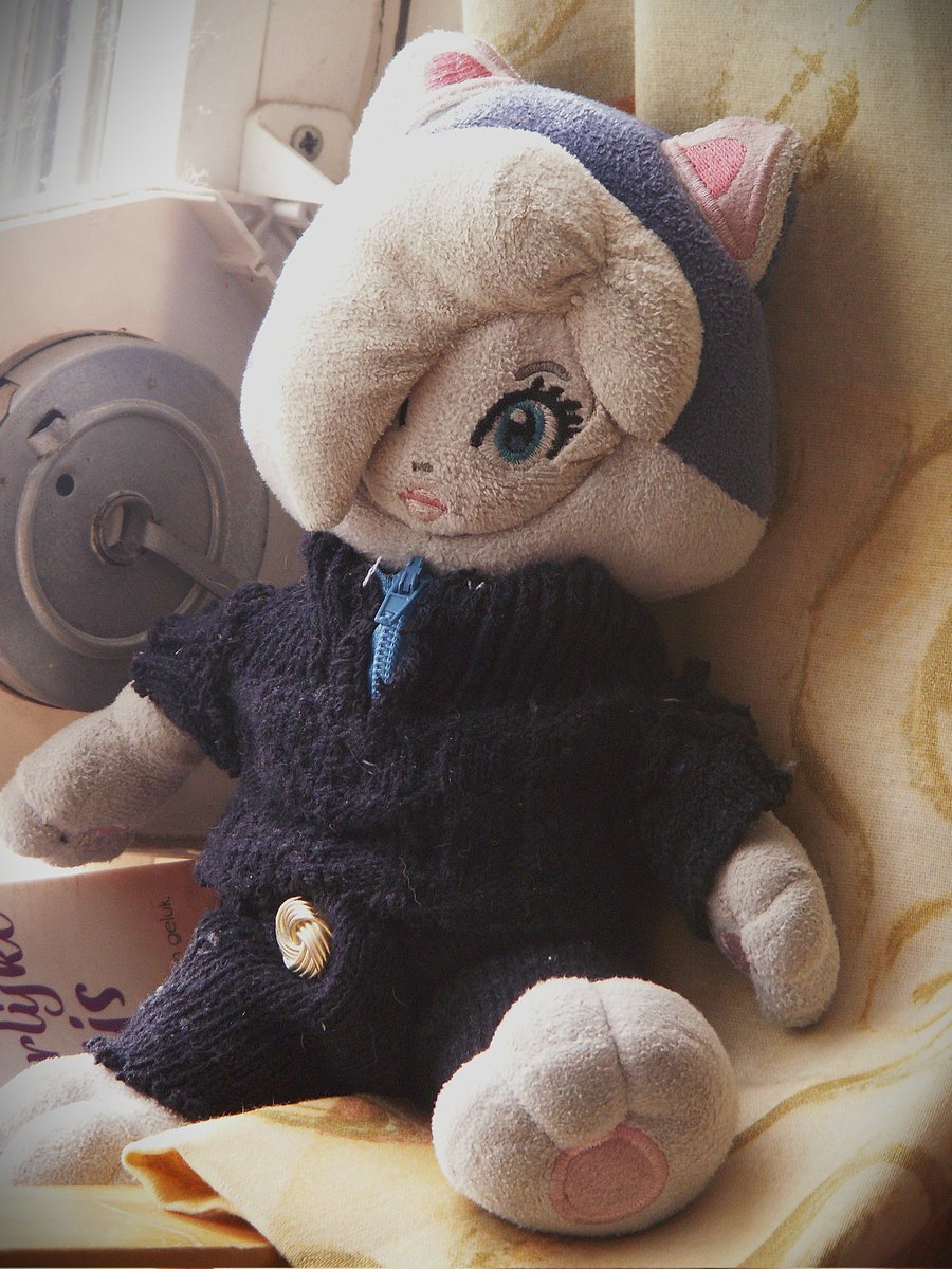 BrownyTheGamer's tweet image. A craft a day keeps mind bugging away ? 😉 making a casual old school sweater with zipper at chest and a pants of same sock  #sewing #rosalina #diy #DIYCrafts