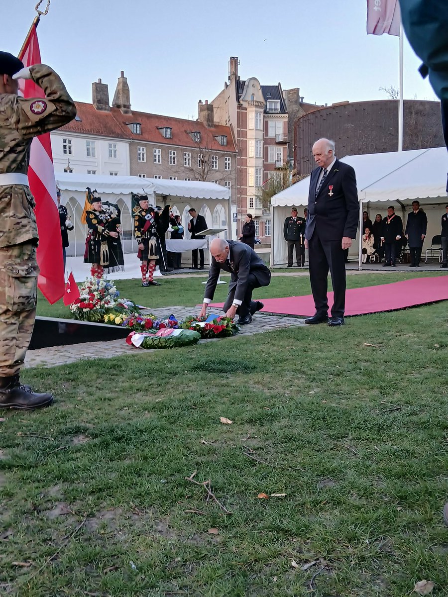 The solemn and always moving Anzac Day Dawn Ceremony in Copenhagen's Churchill Park is always well attended, where wreaths were laid by amongst others, The British Embassy and on behalf of @cwgc