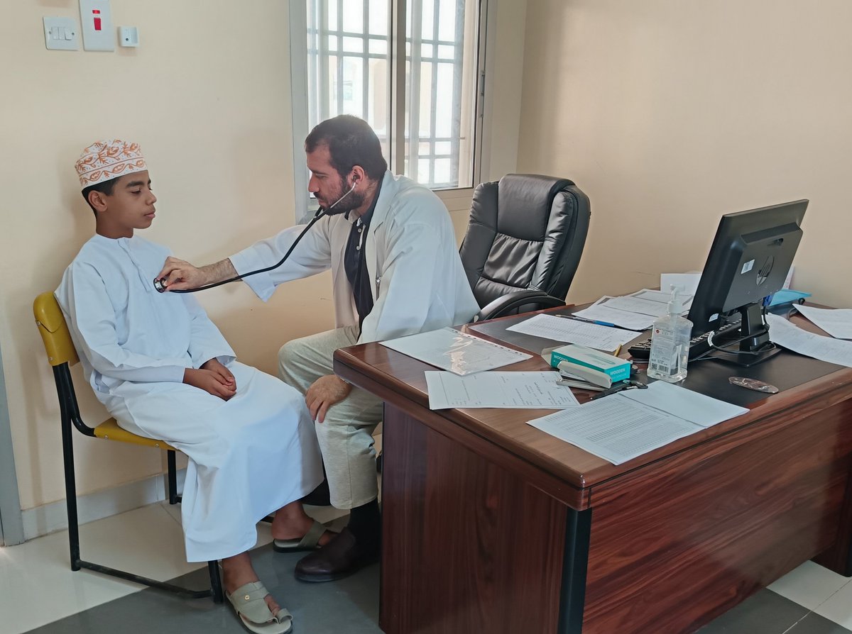sultanmohschool's tweet photo. جانب من زيارة د. محمد عبد الباسط من مركز المزارع الصحي لإجراء الفحص الشامل لطلاب الصفين السابع والعاشر. #فعاليات_تعليمية_مسقط https://t.co/jXDvtKtFC8