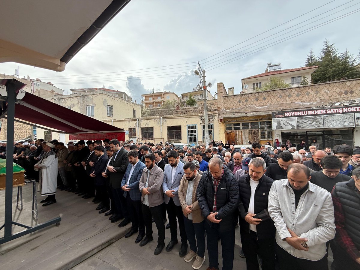 mburaksarman's tweet photo. 📍 Niğde

TÜGVA Önceki dönem Ankara İl Temsilcimiz kardeşim, yol arkadaşım İsmail Yeğin’in vefat eden babası Niğde/Koyunlu eşrafından Karabük ilimizin önde gelen isimlerinden merhum Mehmet Yeğin amcamızı ikindi namazına müteakip Rahmet-i Rahman’a uğurladık.

Biz yetiştirdiği evlatlarıyla, malıyla ve canıyla ümmete hizmetine şahitlik ederiz. 

Mekanı cennet, makamı âli olsun. Başımız sağolsun.